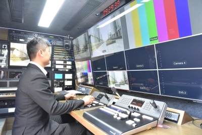 煙臺(tái)經(jīng)濟(jì)技術(shù)開(kāi)發(fā)區(qū) 全國(guó)首臺(tái)8K小型轉(zhuǎn)播車亮相，‘8K+5G’技術(shù)讓現(xiàn)場(chǎng)近在咫尺